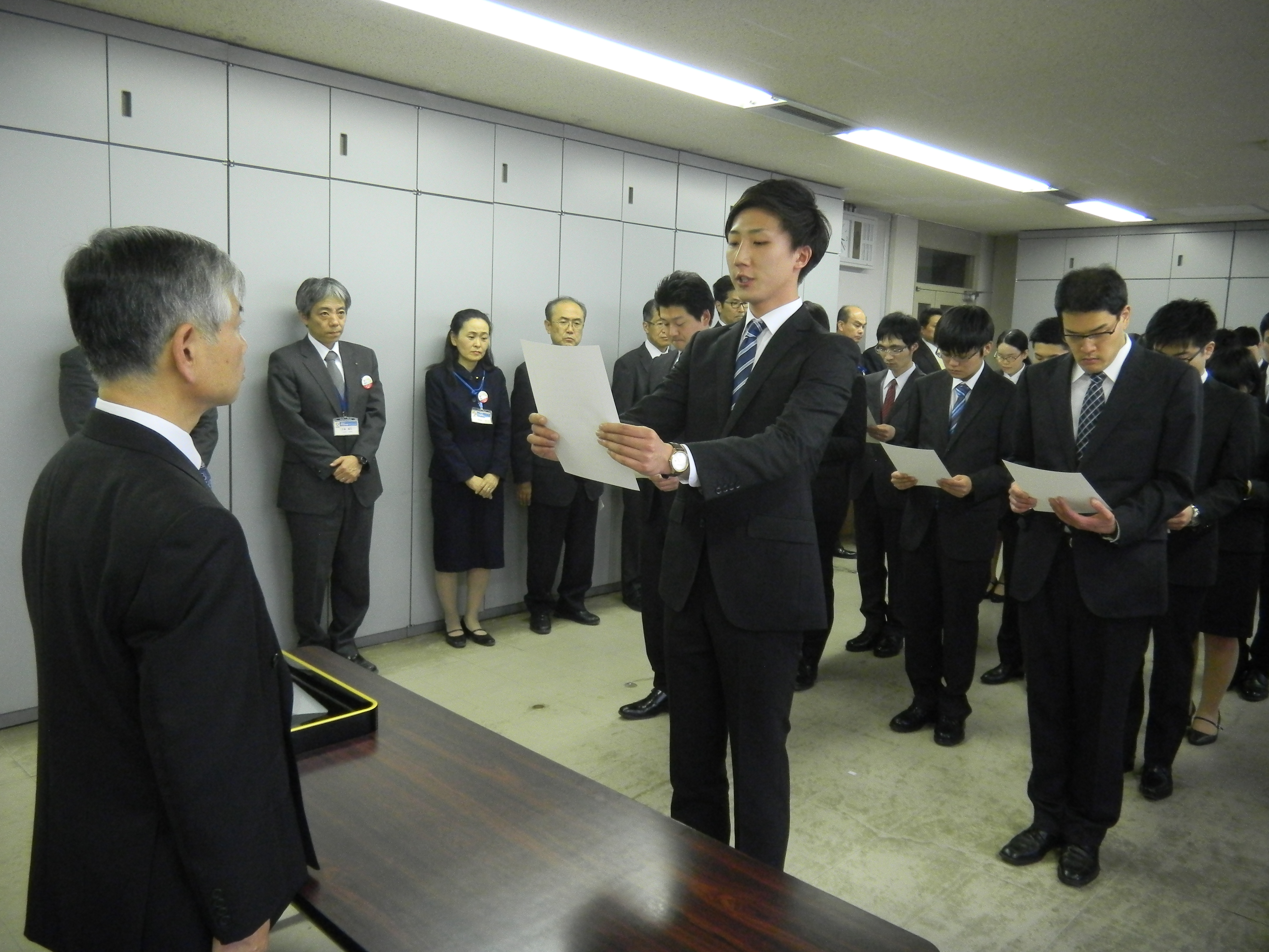 教育委員会新採用職員辞令交付式の画像