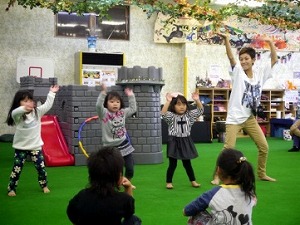 ダンス教室で踊る子どもたちの写真