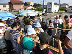 流しそうめんを楽しむ参加者たち