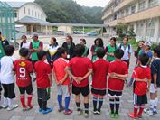 サッカー指導を受ける子どもたち