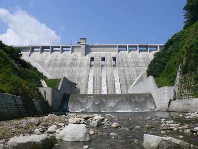 ダム下流から全景