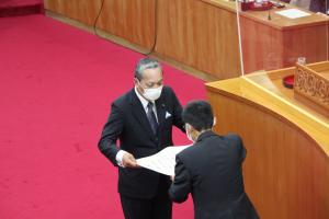 全国都道府県議会議長会の表彰を受ける佐藤政隆議員の写真