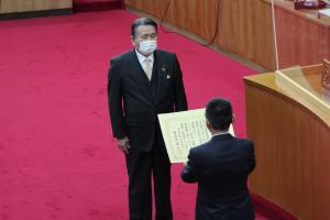 永年勤続功労者の表彰（佐藤憲保議員）の写真