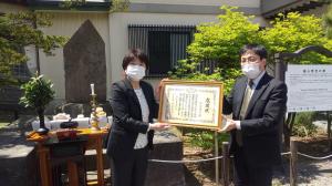 松浦北海道事務所長から函館県人会小山会長への贈呈