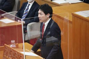 討論を行う椎根健雄議員の写真