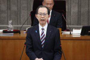 議案の提出理由を説明する内堀雅雄知事