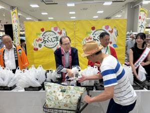 ヨークベニマル南福島店における県産農林水産物トップセールス写真