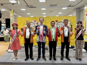 ヨークベニマル南福島店における県産農林水産物トップセールス集合写真