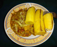 豆を煮て作ったカレーにゆでたバナナをそえて食べています