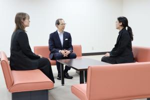 国際交流員（カナダ）及び経済交流員（ドイツ）に対する国際交流親善大使認証書交付式写真１