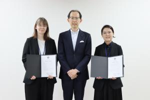 国際交流員（カナダ）及び経済交流員（ドイツ）に対する国際交流親善大使認証書交付式写真２