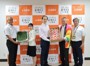 JAふくしま未来によるモモ「あかつき」、キュウリの贈呈写真１
