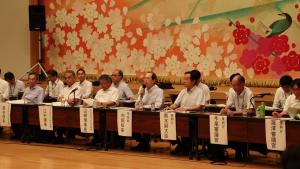 発言する知事