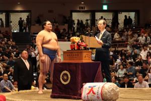 賞状を読み上げる知事