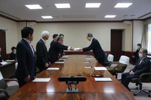 少子高齢化・地域活性化対策特別委員会の知事申入れの写真