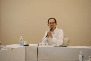 発言する知事