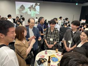 参加者と交流する知事