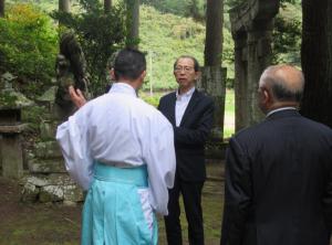 禰宜より説明を聞く知事