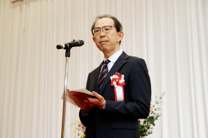 祝辞を述べる知事