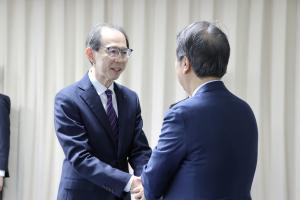 大臣と握手をする知事