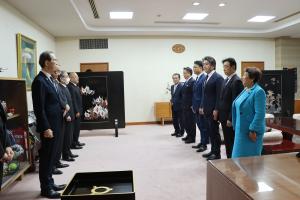 議員と向かい合う知事