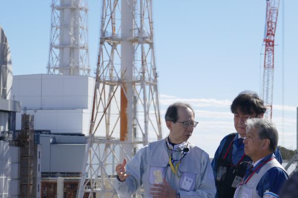 福島第一 １～４号機が見渡せる高台において廃炉作業の進捗を確認する様子