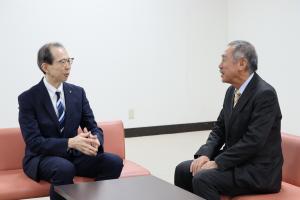 県人会会長と話す知事