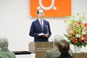 あいさつを述べる知事