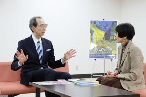 吉屋氏と話す知事