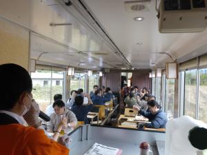 列車内で日本酒とお弁当を楽しむ参加者の皆様の様子