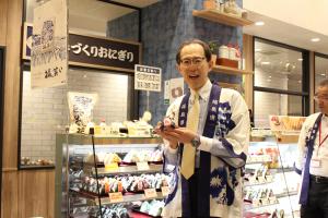 おにぎりを持つ知事