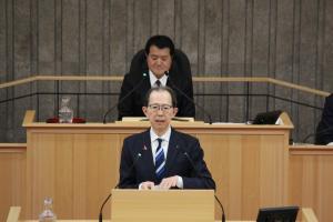 議案の提案理由を説明する内堀知事の写真