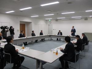 意見交換を行う知事