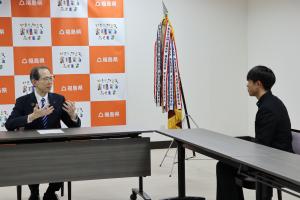 報告を受ける知事