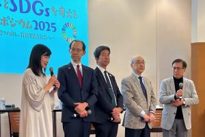 知事とシンポジウム参加者が並んでいる様子