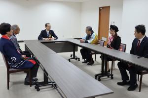 関係者らから話を聞く知事