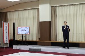 あいさつをする知事