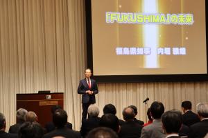 壇上に立つ知事