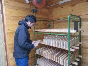 簡易型乾燥機で木材を乾燥する様子