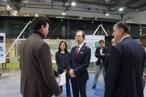 説明を受ける知事