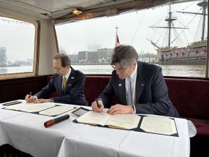 連携覚書を締結する知事