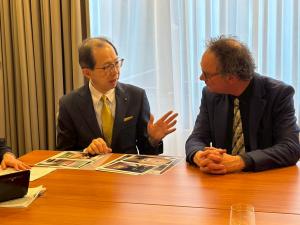 ベンノ館長とお話する知事