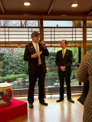 プロモーションを行う知事