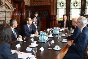 意見交換を行う知事