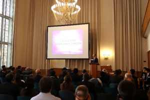 プレゼンテーションを行う知事