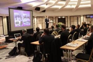 プレゼンテーションを行う知事2