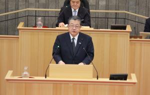 総務委員長報告（佐藤郁雄副委員長）の写真