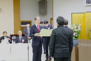 知事が受賞者に表彰状を授与している様子２