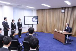 学生の発表を聞いている知事