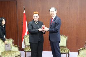 記念品を渡す知事